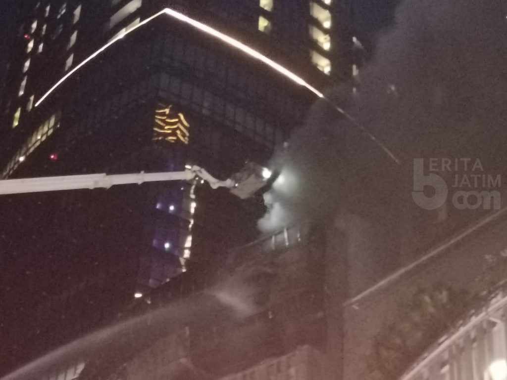 Asap Hitam Muncul Kembali dari Tunjungan Plaza Surabaya
