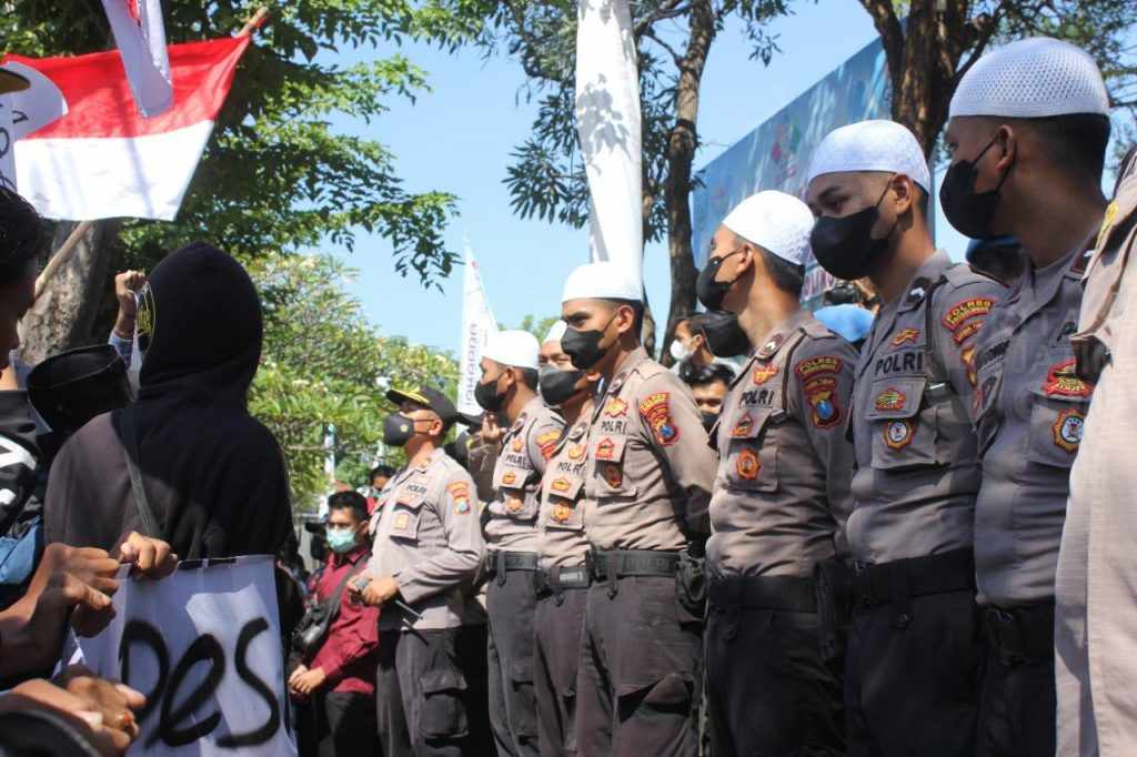Lantunan Asmaul Husna Bergema Saat Demo Mahasiswa di Probolinggo