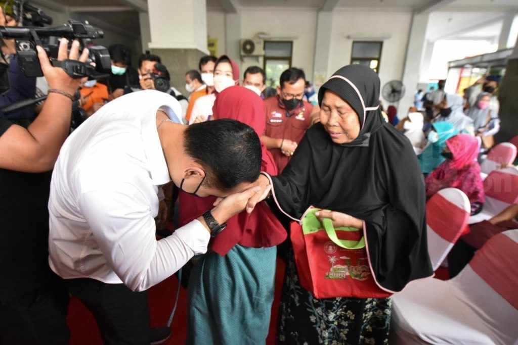 BLT Minyak Goreng Disalurkan, Ini Pesan Wali Kota Eri