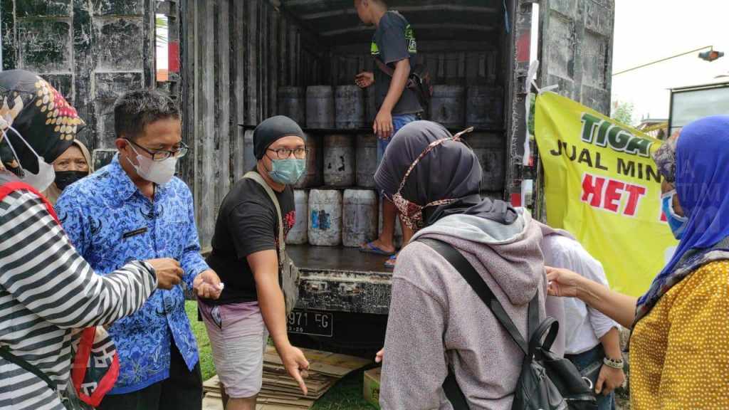 Ratusan Warga Kediri Serbu Minyak Goreng Curah dalam Pasar Murah
