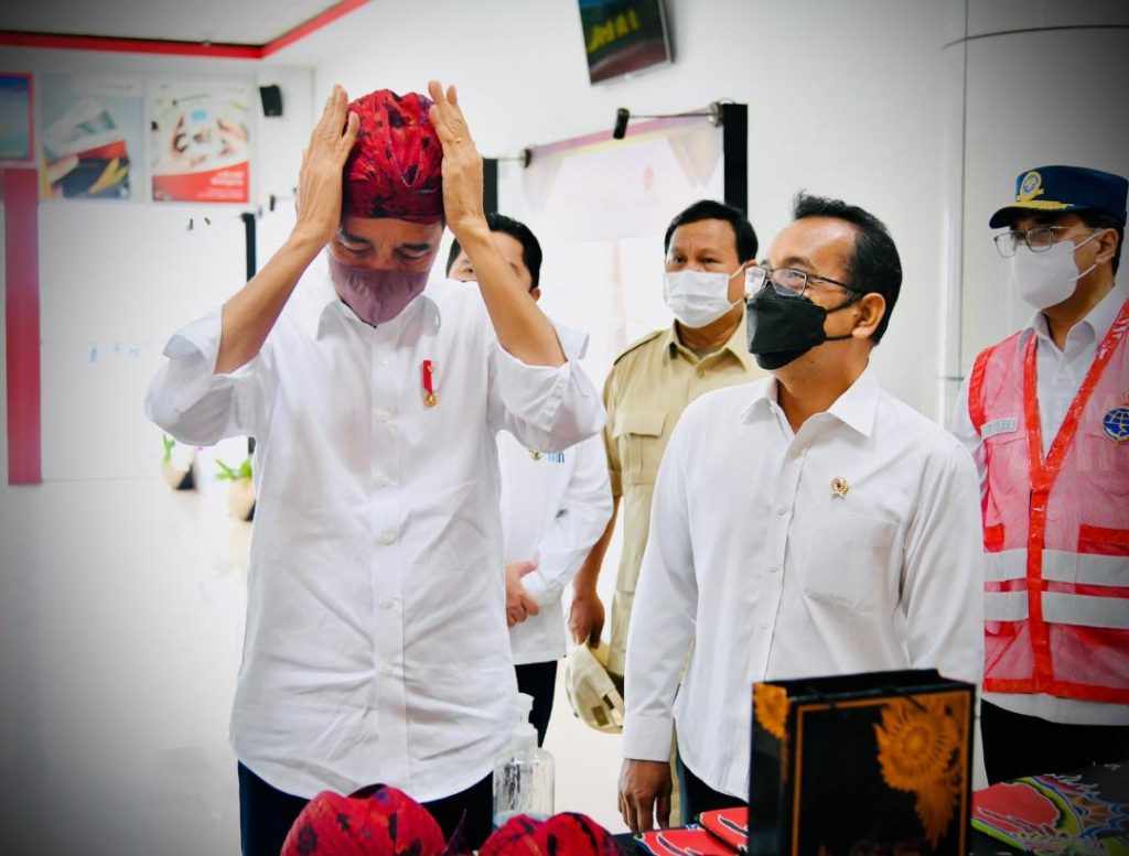 Jokowi dan Prabowo Kompak Beli Blangkon Raja-raja Sumenep Madura