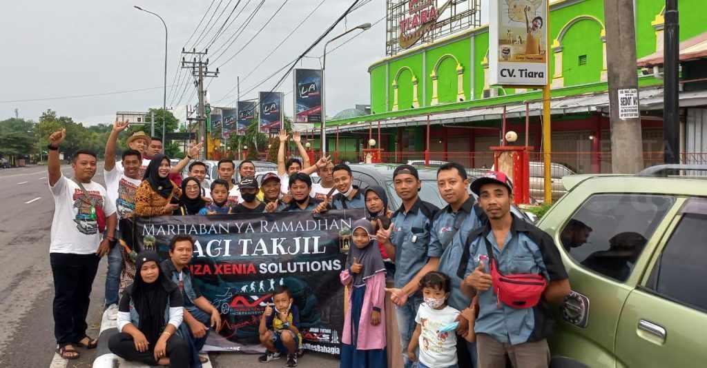 Komunitas AXS Ngawi Bagikan Takjil untuk Tukang Becak dan Anak Yatim