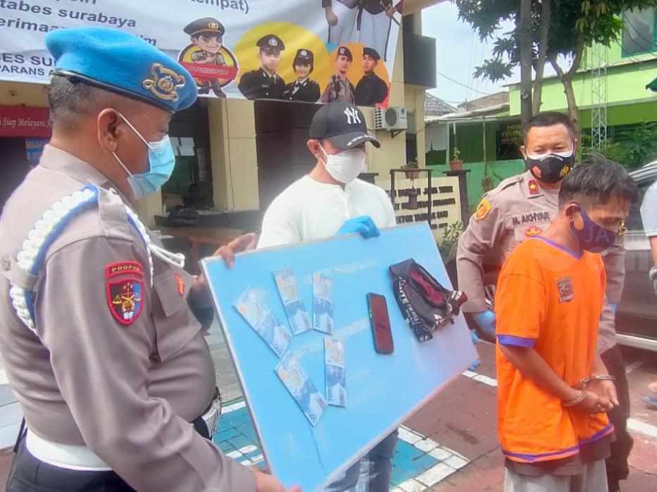 Pemuda Asal Malang Tertangkap Jual Uang Palsu di Surabaya