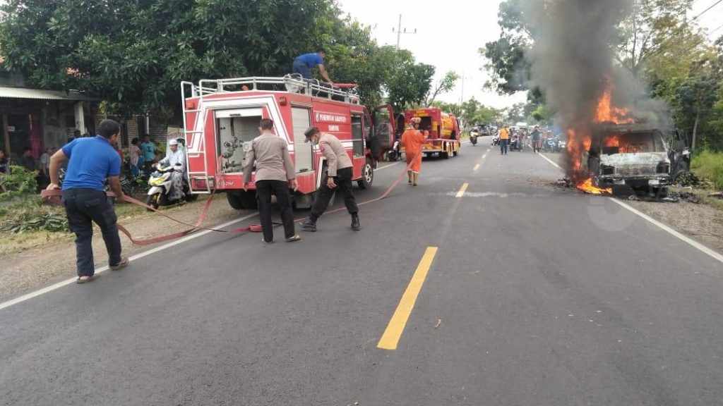 Mobil Terbakar di Sampang, Begini Nasib 9 Penumpangnya