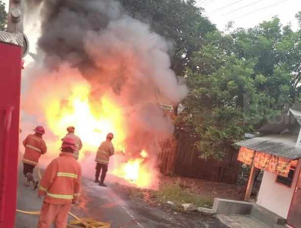 Mobil MPV Bernopol L Terbakar di Depan Gudang PTPN 10 Arjasa Jember
