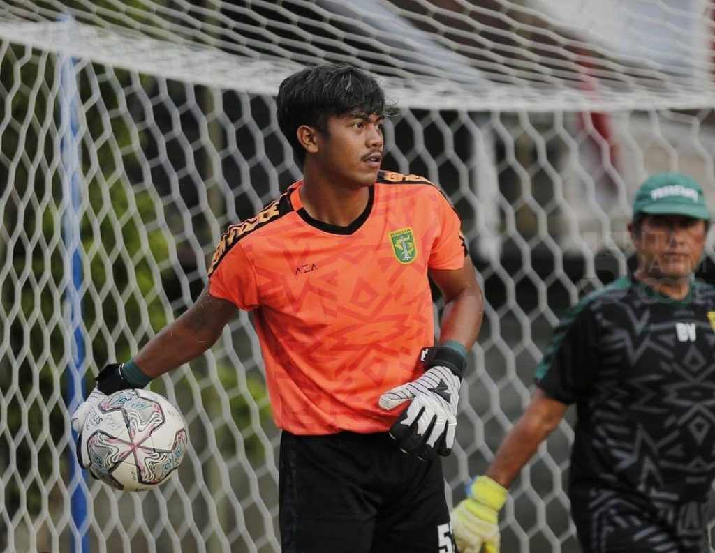 Mulanya Penjaga Warkop, lalu Kiper Persebaya, kini Dipanggil Timnas