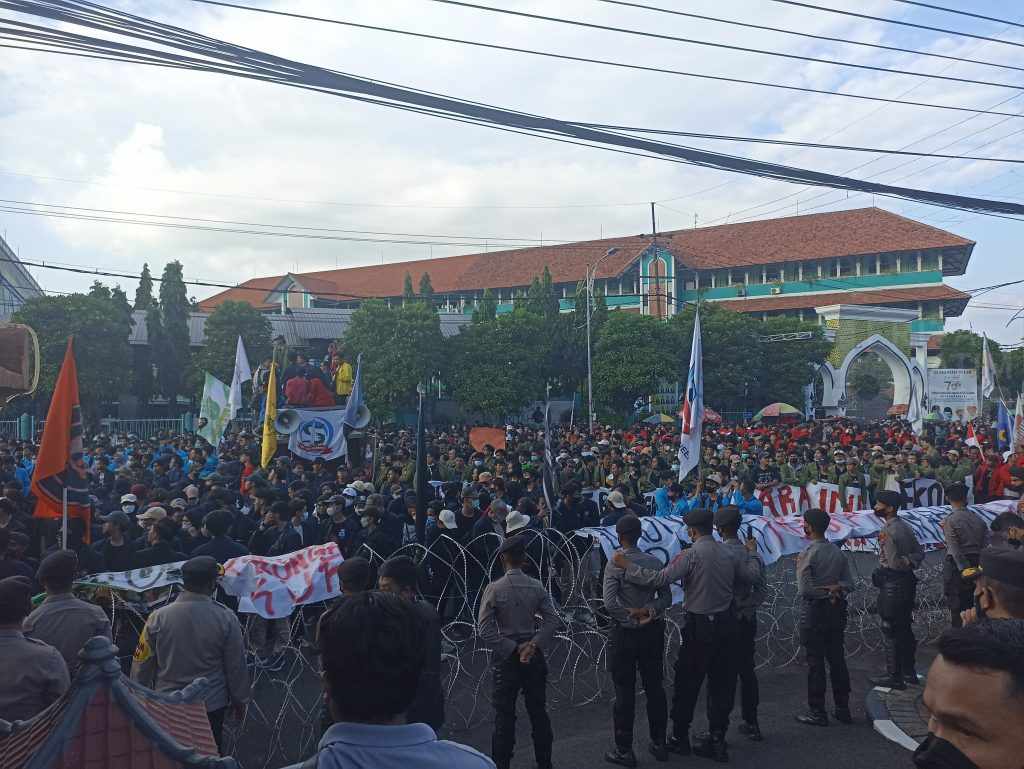 Demo Mahasiswa di Gedung DPRD Jatim, Polisi Kerahkan 2.448 Personel