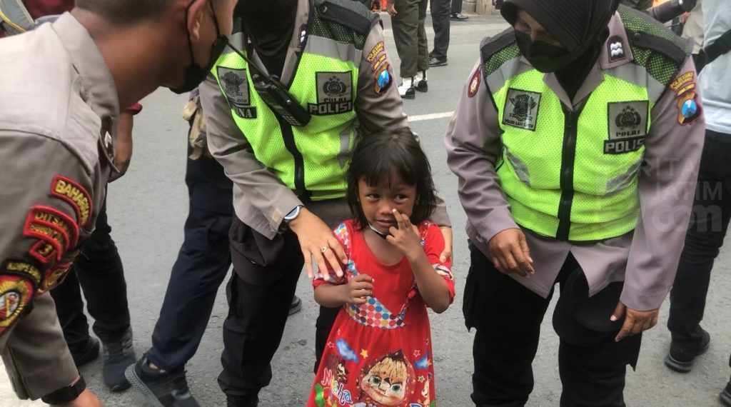 Asik Berebut Baju di Kunjungan Jokowi, Ibu di Surabaya Lupakan Anaknya