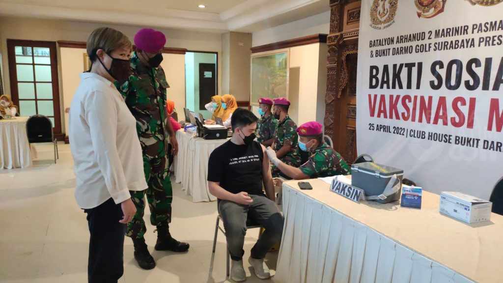 Batalyon Arhanud 2 Marinir Gelar Vaksinasi Mobile untuk Warga Kompleks Bukit Darmo Golf