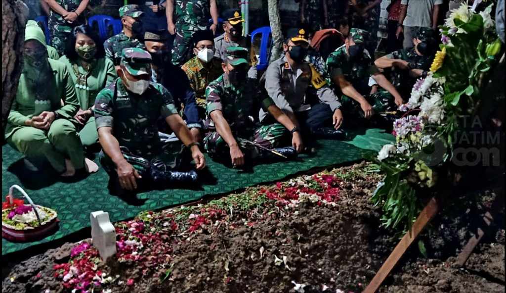Jenderal Dudung Takziah ke Rumah Sertu Eka di Sukodono Sidoarjo