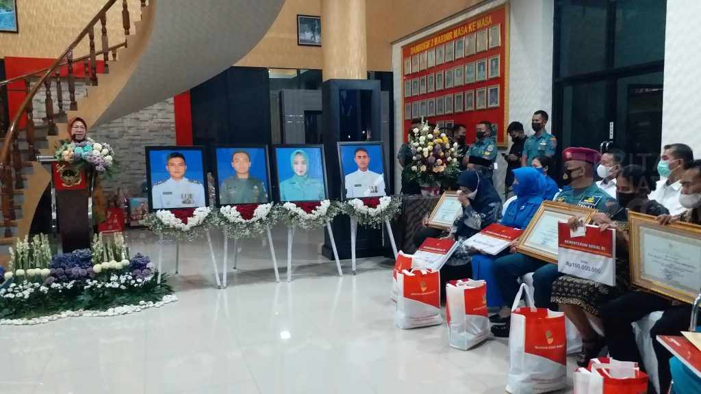Mensos Risma Serahkan Santunan dan Bantuan kepada Keluarga Korban Penyerangan di Papua