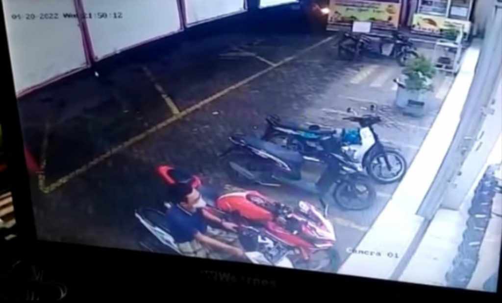Terekam CCTV, Maling Bersarung Nekat Sikat Sepeda Motor di Parkiran Minimarket Sidoarjo
