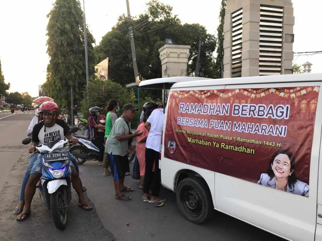 Semarak Ramadan, Relawan Puan Maharani Jatim Bagikan Ribuan Takjil