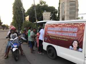 Semarak Ramadan, Relawan Puan Maharani Jatim Bagikan Ribuan Takjil