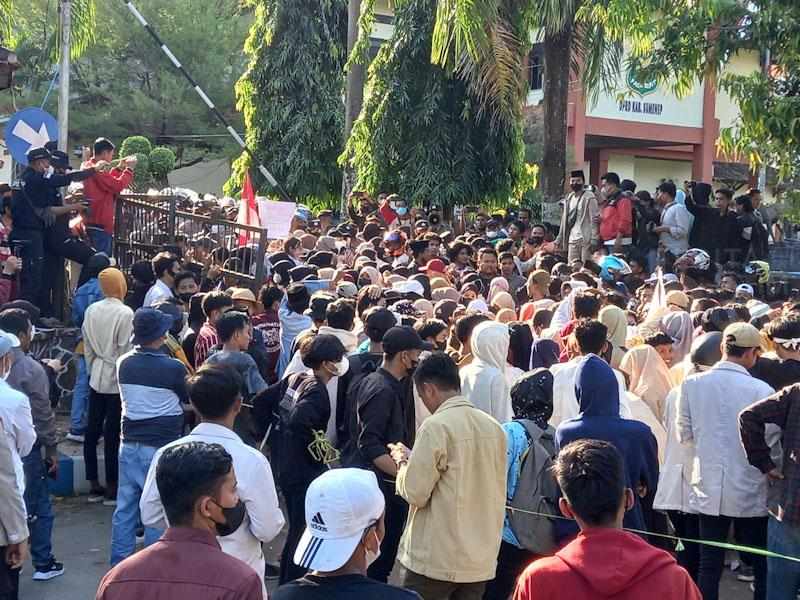 Demo Mahasiswa Sumenep Ricuh, Pagar DPRD Dirobohkan
