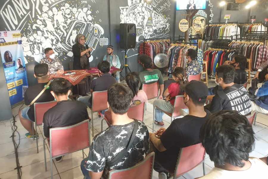 Gandeng Bonek, Indah Kurnia Sosialisasikan Kemudahan Bi Fast