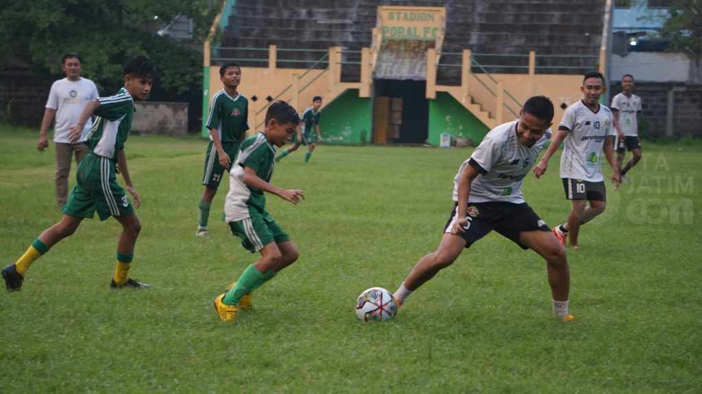 Evan Dimas, Rendy Irwan, dan Rendika Rama Main Bareng di SSB Mitra Surabaya