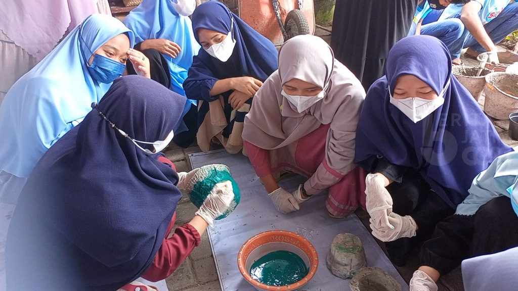 Masker dan Popok Bekas Jadi Pot Bunga Berkelas