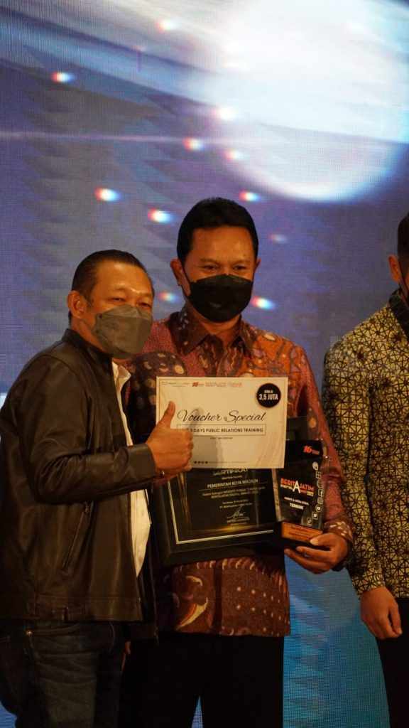 Kategori Pemda Terbaik Pengelolaan Website, Wali Kota Madiun Diganjar Penghargaan Wali Kota Madiun Maidi saat menerima penghargaan Digital Awards Kategori Website Pemda Terbaik 2022, di Ballroom Hotel Mercure Grand Mirama Surabaya, Kamis (31/3/2022). Penghargaan diserahkan Pemimpin Redaksi Dwi Eko Lokononto (foto: Fatihah Ibnu Fiqri)