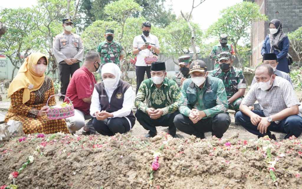 Gubernur Khofifah Takziah ke Keluarga Korban Penembakan KKB