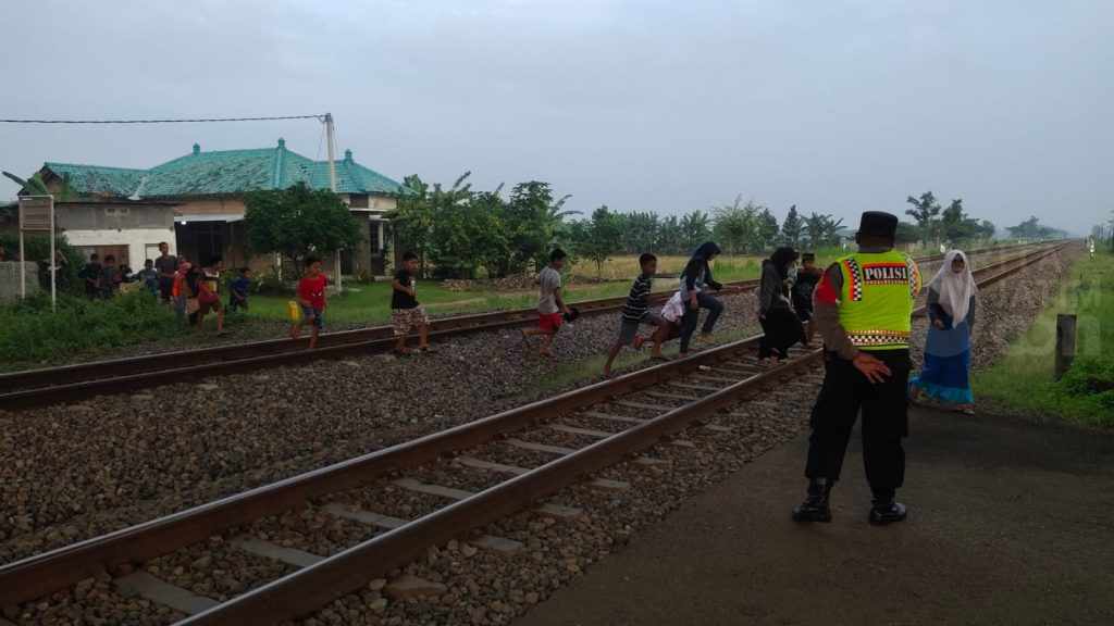 Bocil Sering Main Dekat Jalur KA, Begini Tindakan Polsuska Daop 7 Madiun