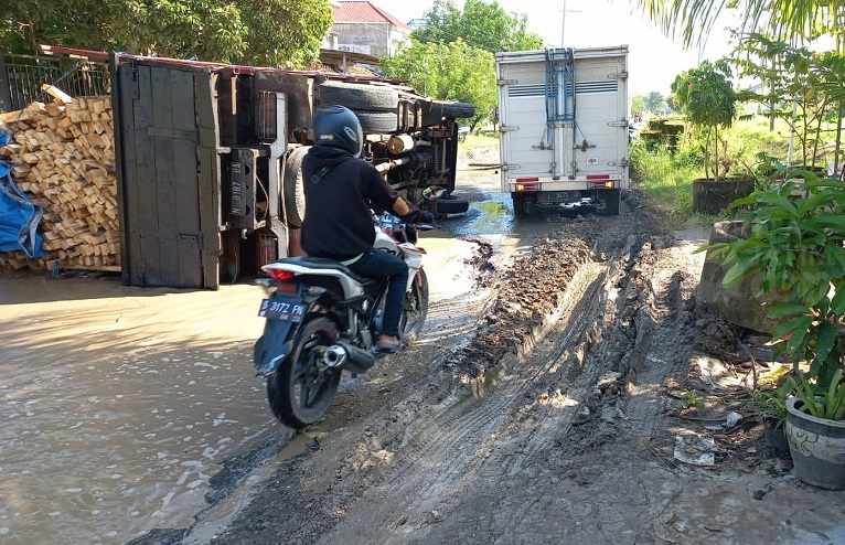 Sejumlah Jalan Poros di Lamongan Rusak Parah, Imbas Pengalihan Arus Perbaikan Jembatan