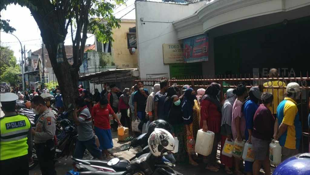 Emak-emak Kota Pasuruan Antri Minyak Goreng Curah di Agen