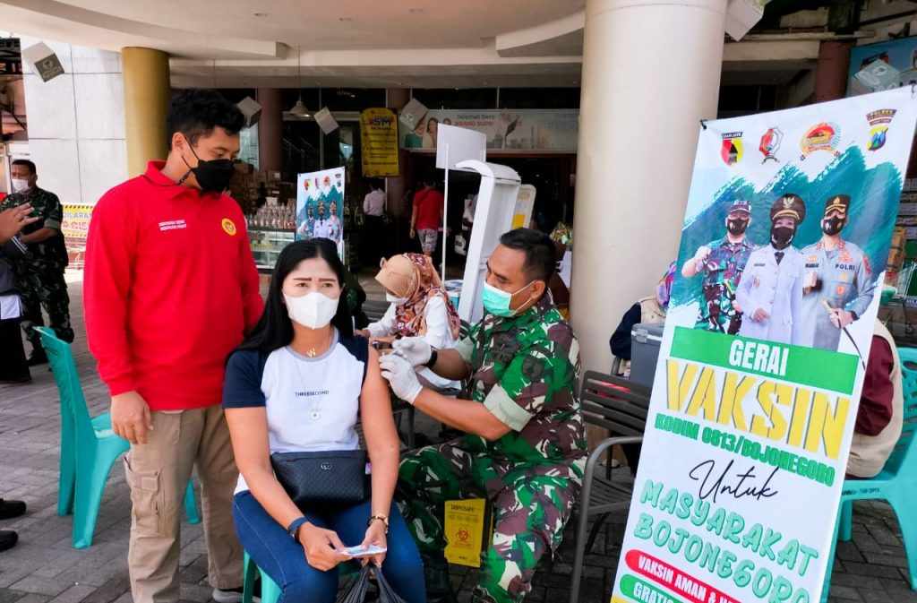 Percepat Vaksinasi Booster, Kodim Bojonegoro Sasar Pengunjung Swalayan