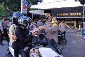 Ratusan Pengendara Dapat Takjil Gratis dari Polres Madiun
