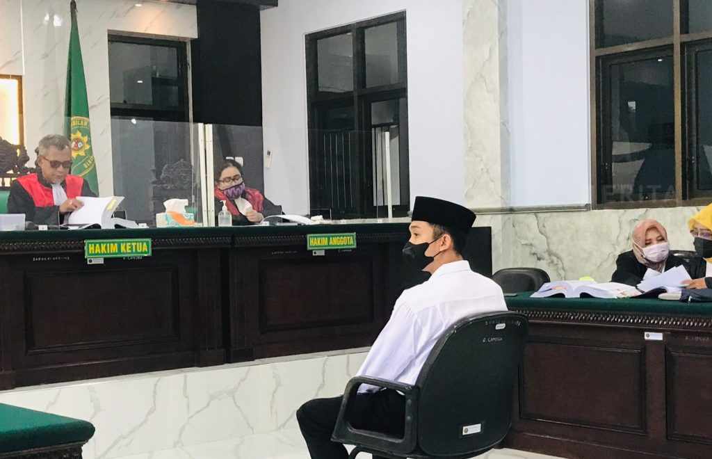 Ketua Majelis Hakim Bacakan Chat Novia, Mantan Polisi Bripda Randy Menangis