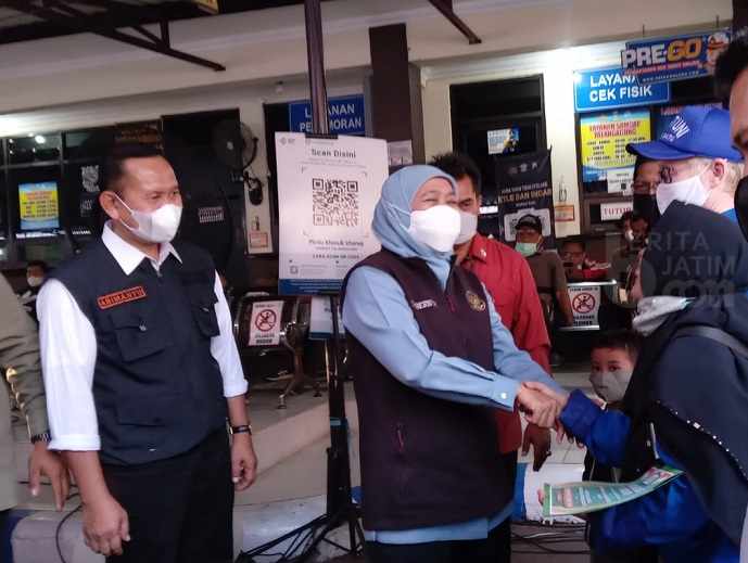 Gubernur Khofifah Salurkan Zakat Produktif Bagi Pelaku Usaha di Malang