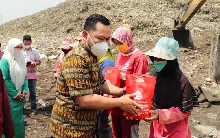 Gusdurian Gresik Salurkan Sembako ke Pemulung dan Petugas Kebersihan