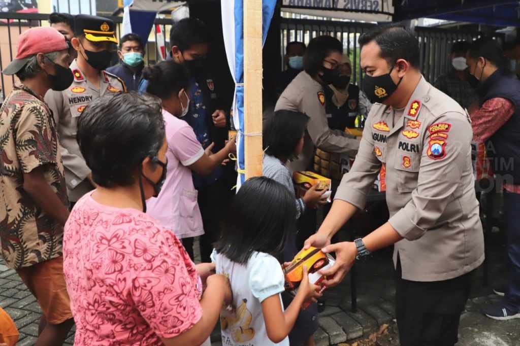 Kapolres Kediri Bagi Takjil kepada Pengguna Jalan