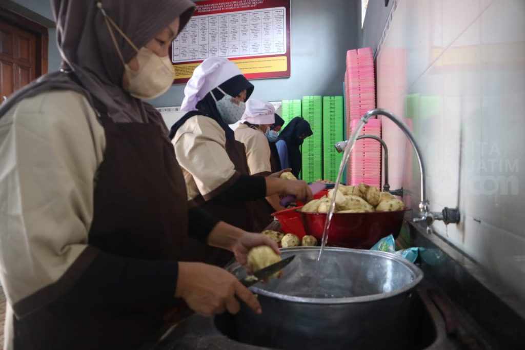 Bikin Kolak, Warga Binaan dan Petugas Lapas Klas IIB Mojokerto Berbagi Takjil