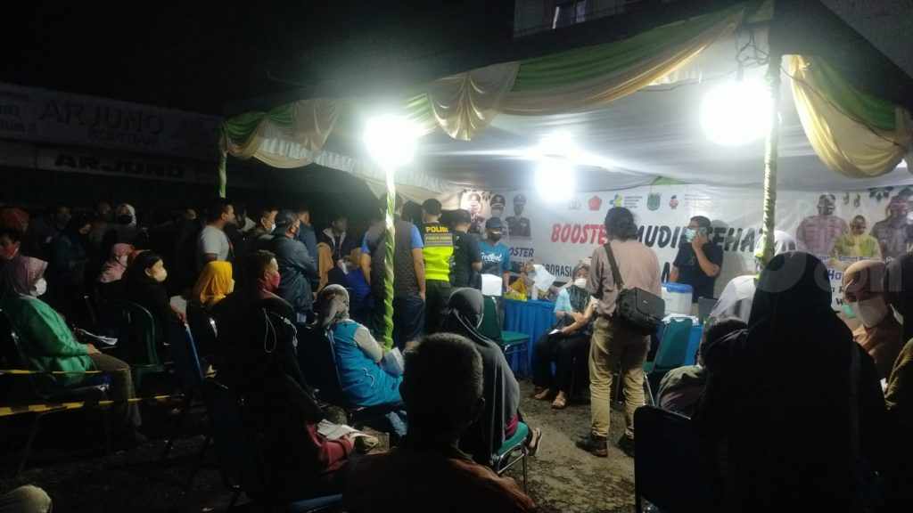 Gelar Vaksinasi Malam Hari, Warga Prigen Merasa Terbantu