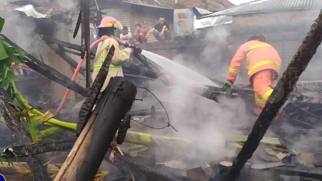 Jelang Buka Puasa, Rumah Warga Jombang Terbakar