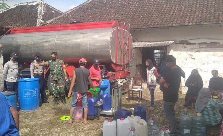 Polsek Bululawang Malang Distribusikan Minyak Goreng untuk IKM