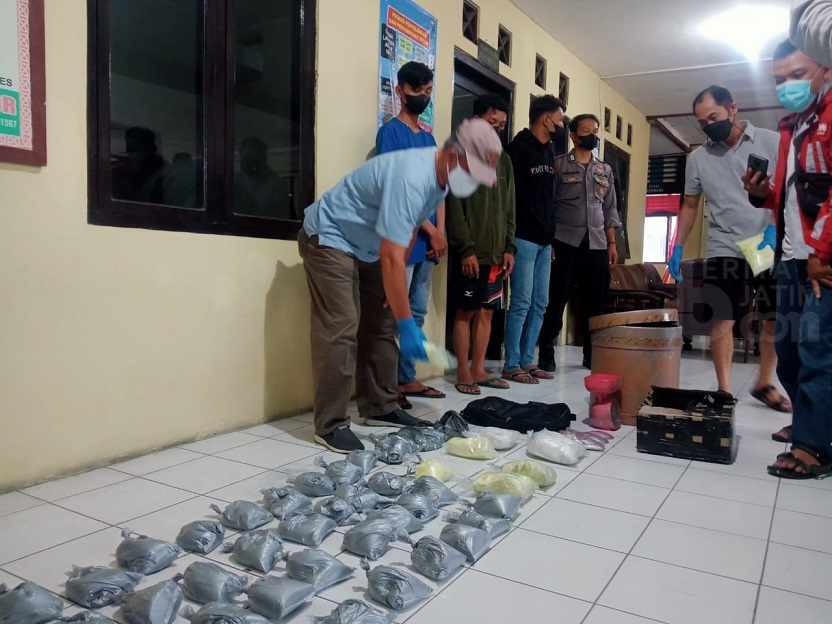 Jual Serbuk Petasan, 3 Warga Kabupaten Kediri Ditangkap Polisi