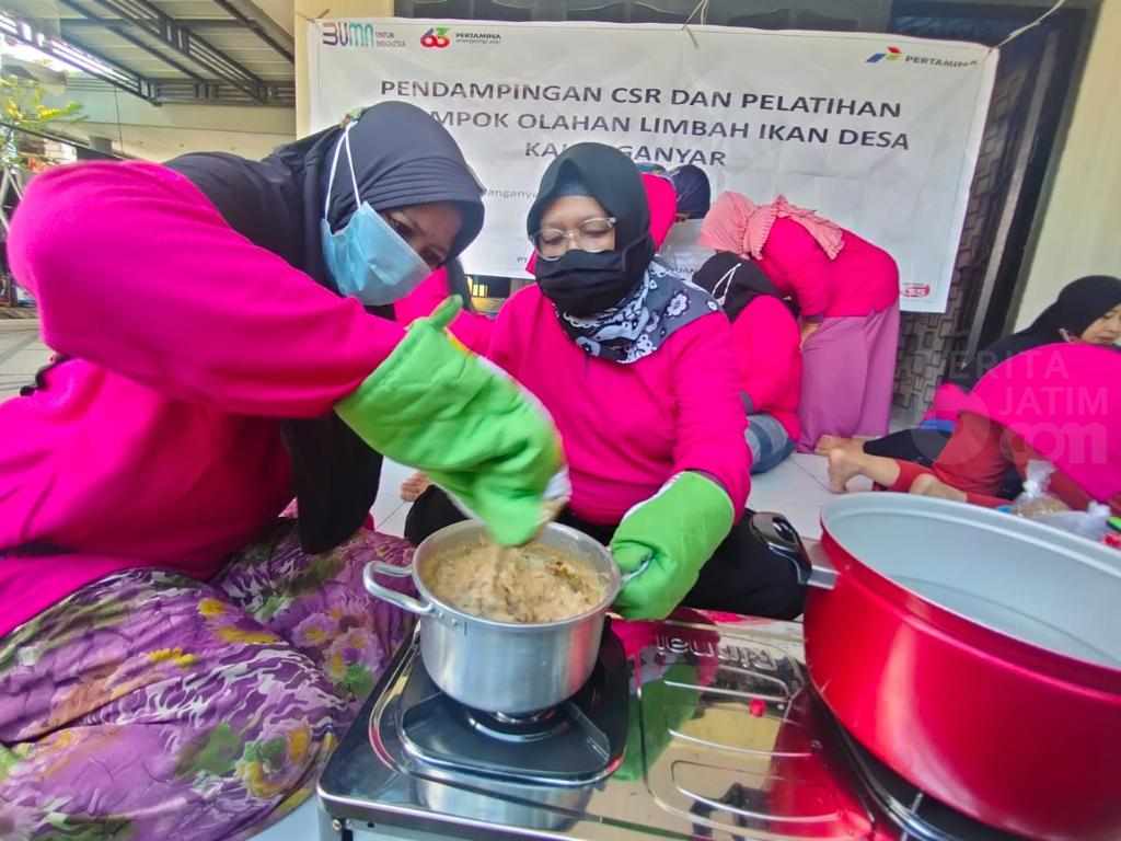 Kenalkan Produk Inovatif Program CSR, Kelompok Binaan CSR Pertamina Ikut Bazaar Ramadhan Desa Kalanganyar