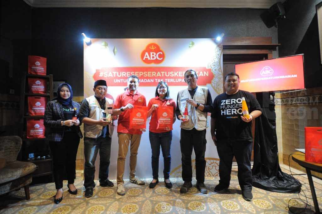 ABC Bagikan 120 Ribu Paket Makanan