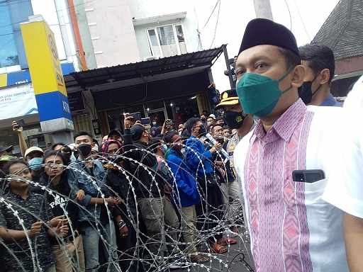Seluruh Fraksi DPRD Jember Tanda Tangan Dukung Tuntutan Mahasiswa Pengunjuk Rasa