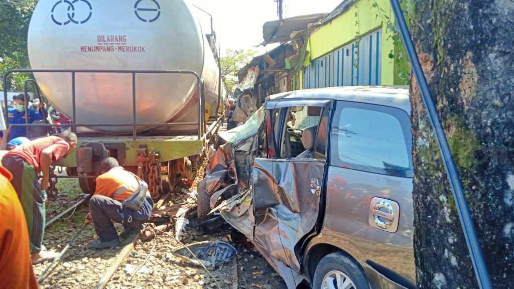 Kereta Api Tabrak Mobil di Comboran Malang