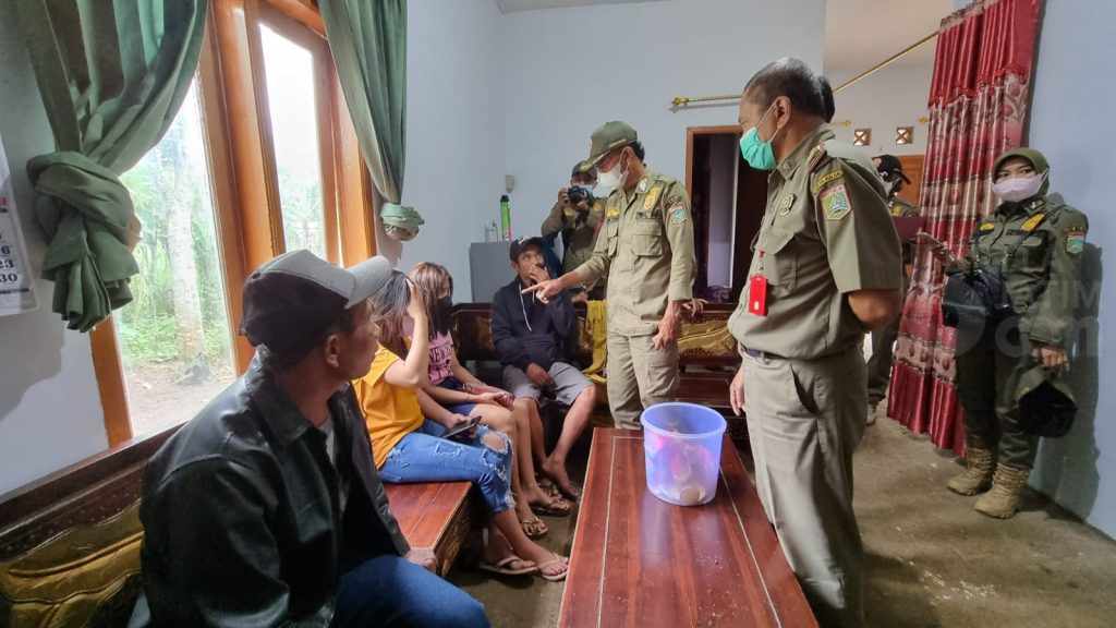 Beroperasi Siang Hari, Satpol PP Kabupaten Malang Amankan 6 PSK dan 2 Pria Hidung