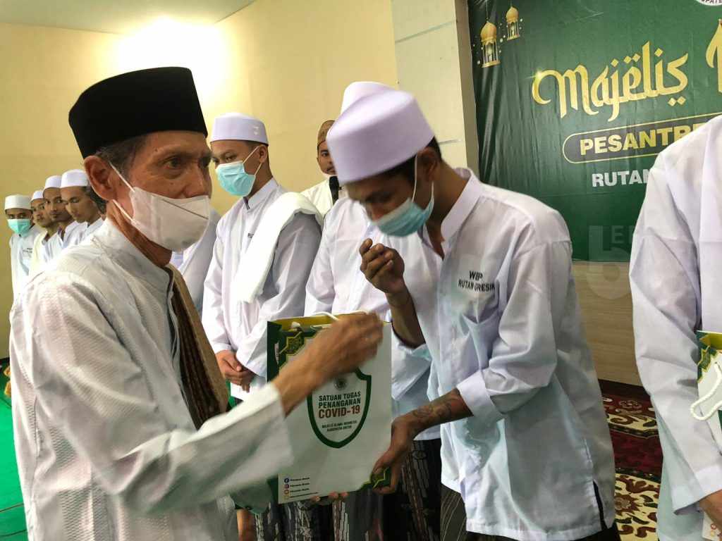 MUI Gresik Beri Bantuan Seperangkat Alat Ibadah ke Rutan Banjarsari Cerme