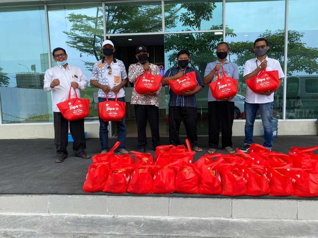JIIPE Bagikan Ratusan Paket Lebaran ke Warga Sekitar