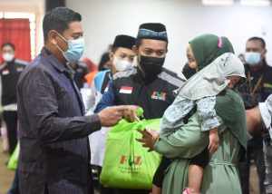 Mas Abu Berbagi Kebahagiaan dengan Keluarga Duafa dan Yatim Piatu di Kediri Lewat Bingkisan Lebaran