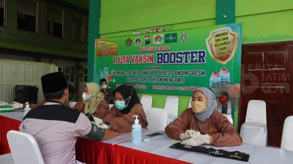 Ratusan Santri di Gresik Divaksin Booster Sebelum Mudik