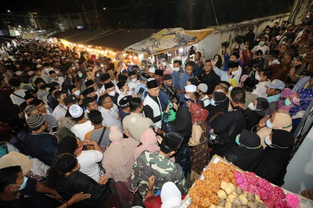 Warga Antusias Sambut AHY Ziarah di Makam Sunan Ampel