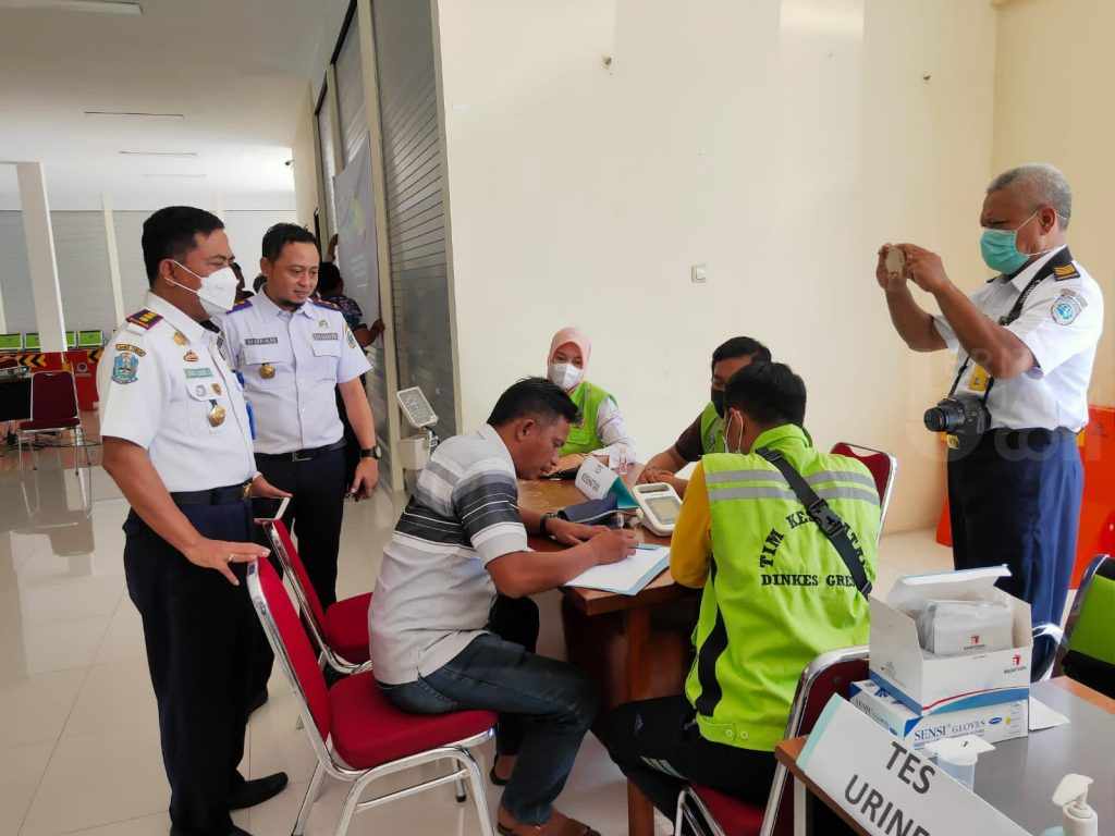 Puluhan Sopir Bus AKDP Jalani Tes Urine di Terminal Gresik