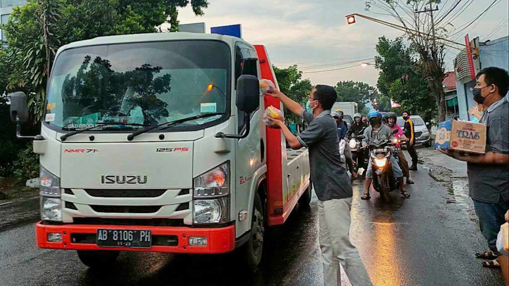 Bantu Masyarakat, Pemuda LDII Kota Kediri Bagikan 1000 Takjil